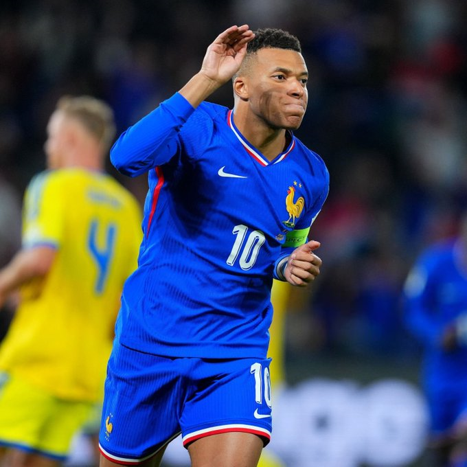 🚨Kylian Mbappé est le 𝗧𝗥𝗢𝗜𝗦𝗜𝗘̀𝗠𝗘 𝗝𝗢𝗨𝗘𝗨𝗥 𝗙𝗥𝗔𝗡𝗖̧𝗔𝗜𝗦 à atteindre la barre des 𝟰𝟬𝟬 𝗕𝗨𝗧𝗦 en carrière ! 🇫🇷 ⚽️