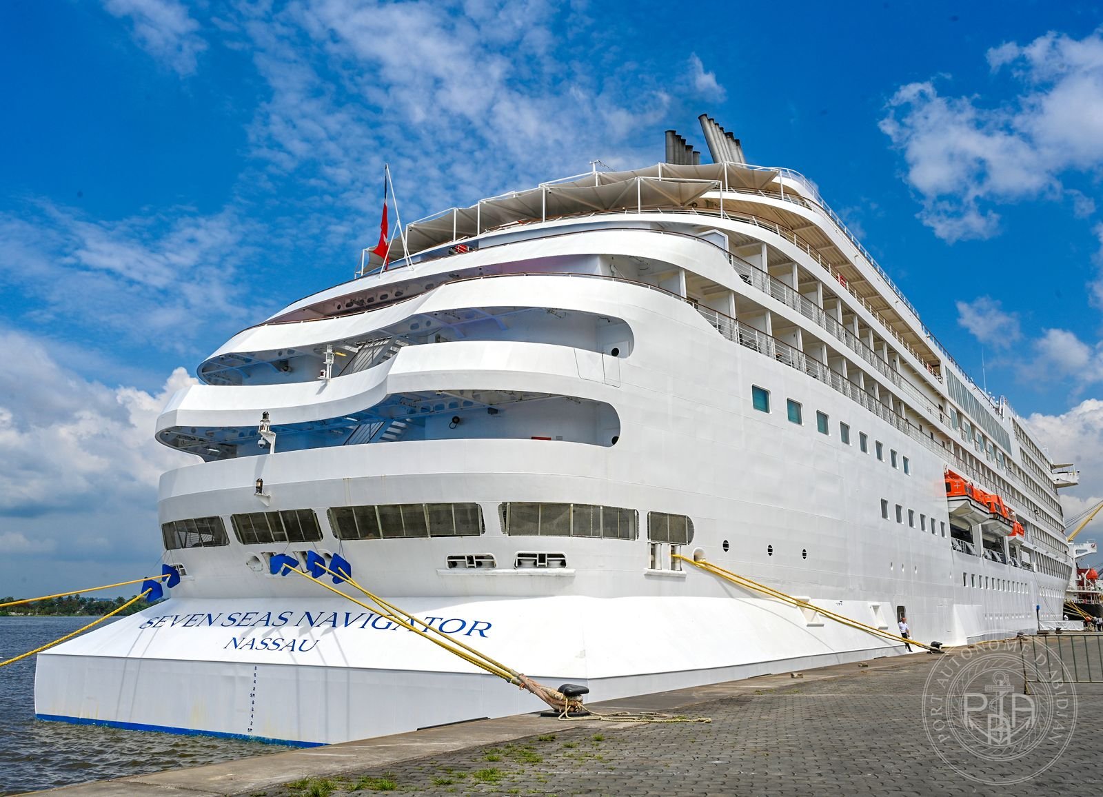 LE PORT D’ABIDJAN ACCUEILLE LE PRESTIGIEUX NAVIRE DE CROISIÈRE « SEVEN SEAS NAVIGATOR ».