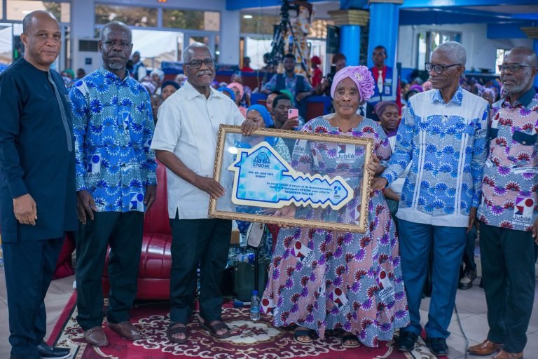 Côte d’Ivoire / Hommage des fidèles de l’EPBOMI au Révérend Dr Dion pour ses 50 ans de ministère