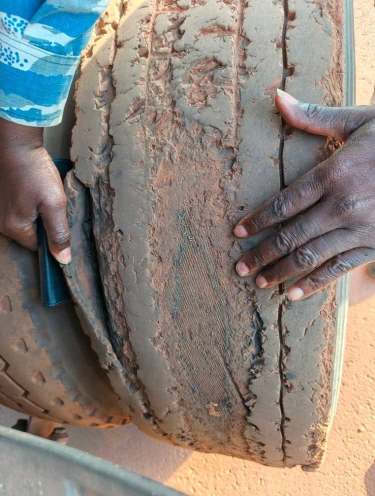 Gendarmerie Nationale de Côte d’Ivoire : Sentinelle Routière : un camion stoppé pour pneus dangereux