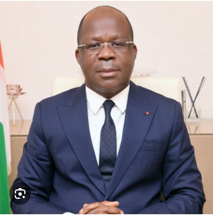 Récompense/ Après avoir été élue Super Mémé Côte d’Ivoire 2025-2026   Le Ministre Pierre Dimba offre un terrain à Delphine Touonnin